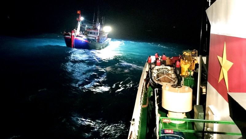 Tàu Kiểm ngư 461 tiếp cận tàu cá hỏng máy trên biển đưa vào đảo Phú Quý - ảnh 1