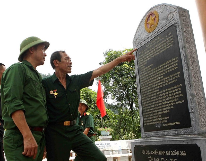 Dâng hương lên các anh hùng liệt sĩ tại Vị Xuyên và di tích Pò​Hèn - ảnh 1