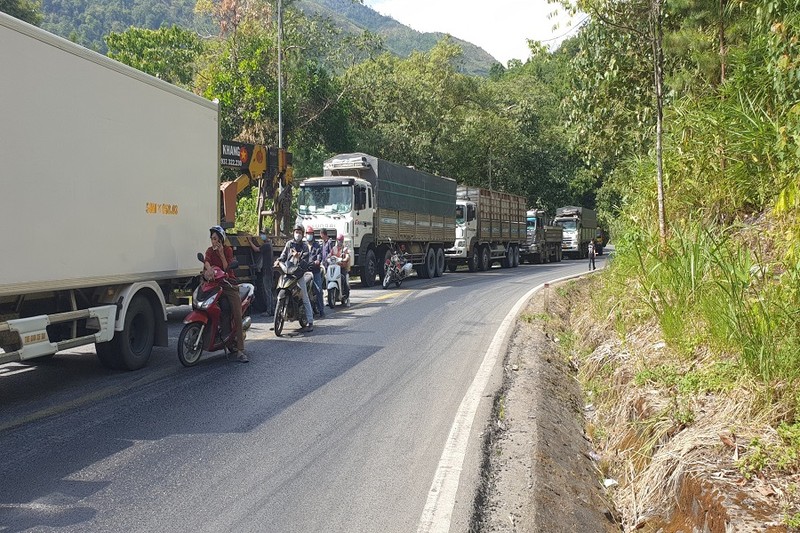 Tai nạn liên hoàn trên đèo Bảo Lộc, giao thông ách tắc nhiều giờ - ảnh 3