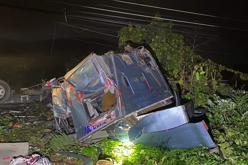 Xe tải lao vào nhà dân ở Bình Phước, tài xế và phụ xe tử vong - ảnh 1