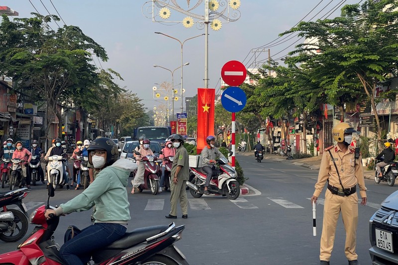 Bình Dương: Sơ tán hàng trăm người dân quanh khu vực nghi rò khí độc - ảnh 4