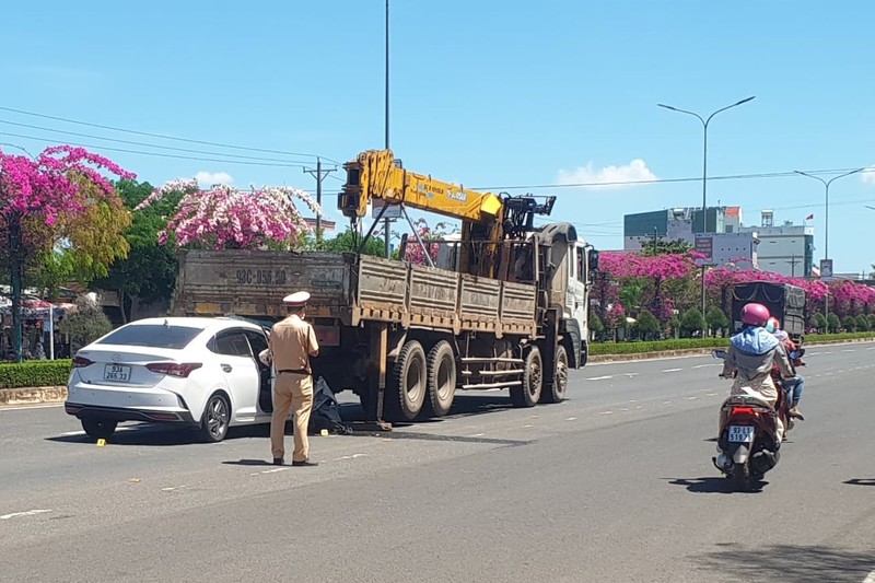 2 người bị thương do ô tô tông thẳng vào đuôi xe tải - ảnh 1