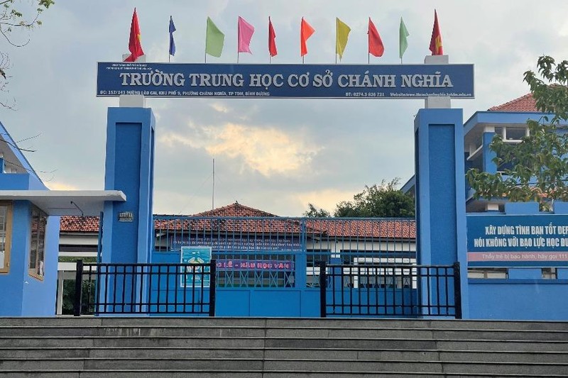 Nữ sinh lớp 9 bị mẹ bạn đánh ngay trong trường học ở Bình Dương - ảnh 1