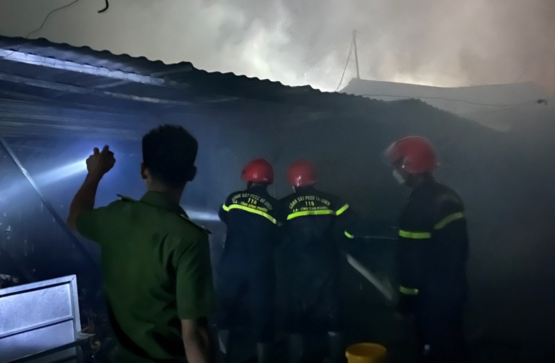 Hàng chục kiot ở chợ Thanh Lương bị lửa thiêu rụi - ảnh 3