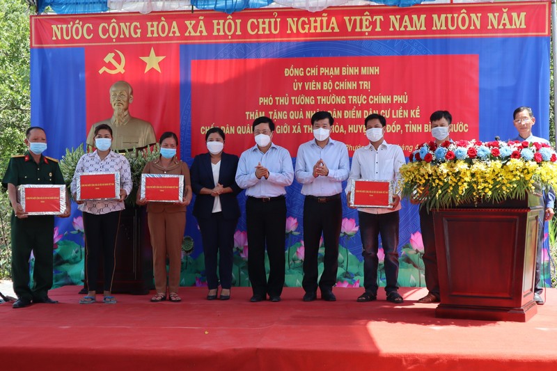 Phó Thủ tướng thăm người dân điểm dân cư Thanh Hòa vùng biên tỉnh Bình Phước - ảnh 2