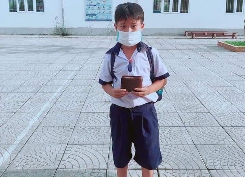 Quảng Bình: Cậu học trò nghèo trả lại gần 9 triệu đồng cho người đánh rơi - ảnh 1