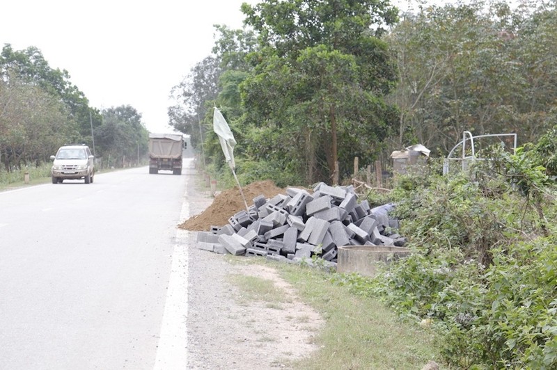 Quảng Bình: Dân ồ ạt xây công trình chờ dự án cao tốc đền bù - ảnh 2