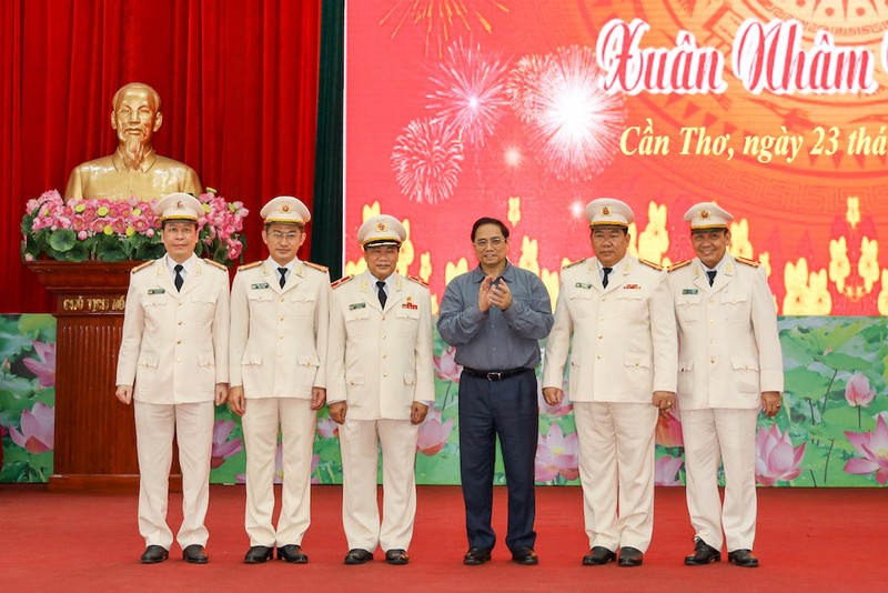 Thủ tướng Phạm Minh Chính thăm, chúc Tết cán bộ, chiến sĩ Công an TP Cần Thơ - ảnh 3