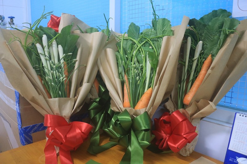 Độc đáo 'hoa' rau củ dành tặng người khuyết tật bán vé số - ảnh 2