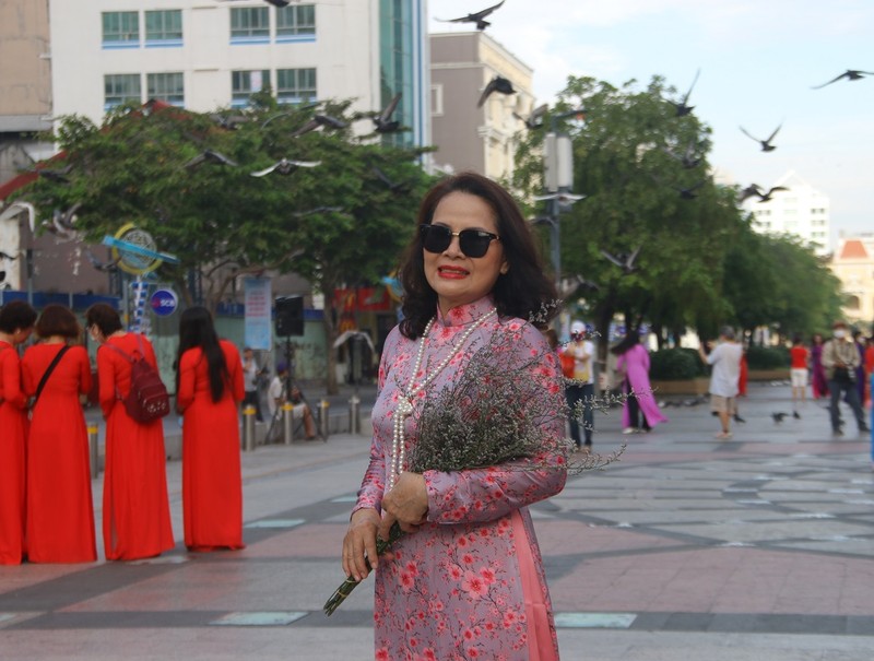 'Tung bay, tà áo tung bay...' vào sáng nay ở phố đi bộ Nguyễn Huệ - ảnh 4