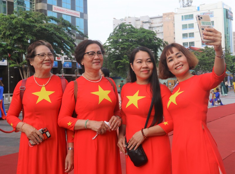'Tung bay, tà áo tung bay...' vào sáng nay ở phố đi bộ Nguyễn Huệ - ảnh 5
