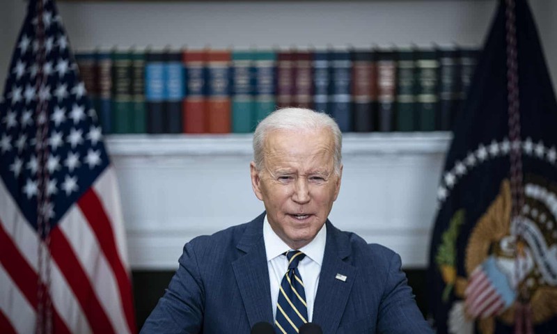 Ông Biden cấm bán USD cho Nga, cấm cả... rượu vodka - ảnh 1