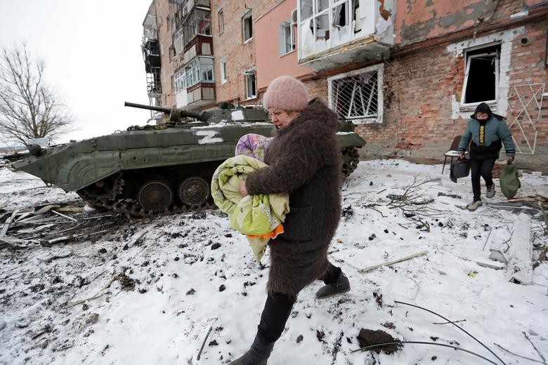 Ngày 17: Ukraine nói Nga pháo kích 24/24, Moscow doạ bắn xe chuyển hàng quân sự - ảnh 1