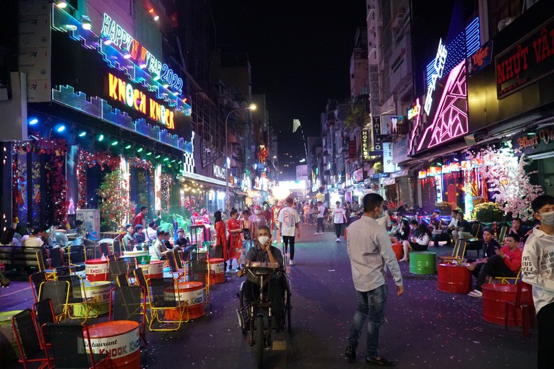 Tết Nhâm Dần 2022: Người dân đổ xuống phố, đi lễ chùa đón mừng năm mới sớm - ảnh 10