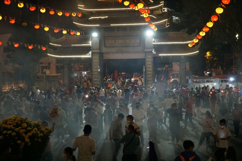 Tết Nhâm Dần 2022: Người dân đổ xuống phố, đi lễ chùa đón mừng năm mới sớm - ảnh 5