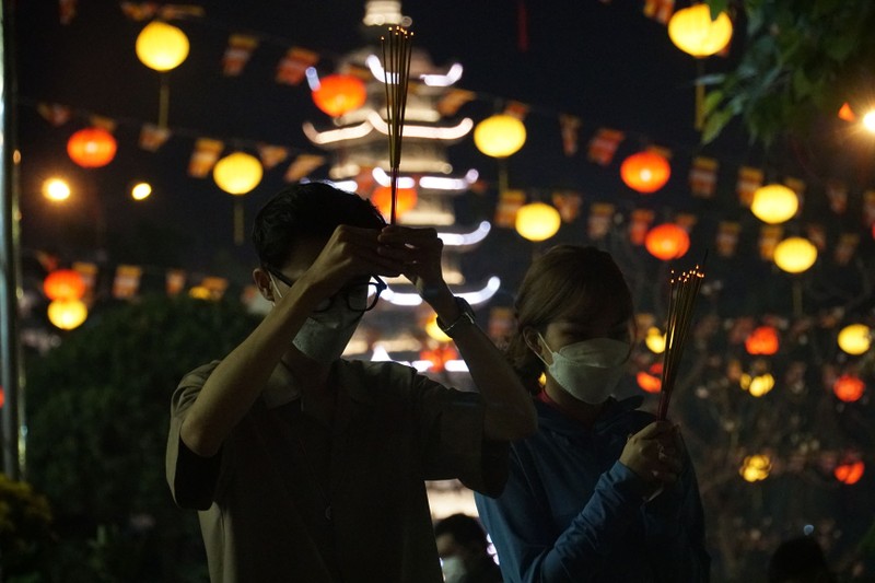 Tết Nhâm Dần 2022: Người dân đổ xuống phố, đi lễ chùa đón mừng năm mới sớm - ảnh 8