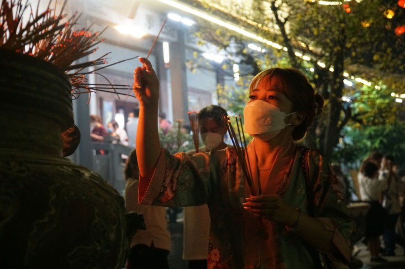 Tết Nhâm Dần 2022: Người dân đổ xuống phố, đi lễ chùa đón mừng năm mới sớm - ảnh 6