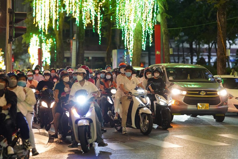 Tết Nhâm Dần 2022: Người dân đổ xuống phố, đi lễ chùa đón mừng năm mới sớm - ảnh 2