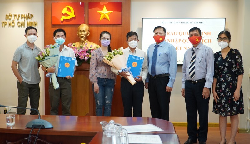 Sở Tư pháp TP.HCM trao quyết định cho 2 người nhập quốc tịch Việt Nam  - ảnh 1
