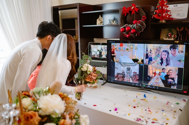 Mời người thân tham dự lễ cưới qua màn hình tivi, máy tính…  - ảnh 1