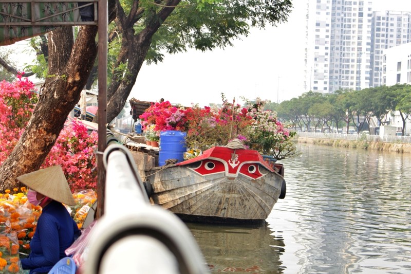 TP.HCM: Nhộn nhịp trên bến dưới thuyền chợ hoa xuân Bến Bình Đông - ảnh 5