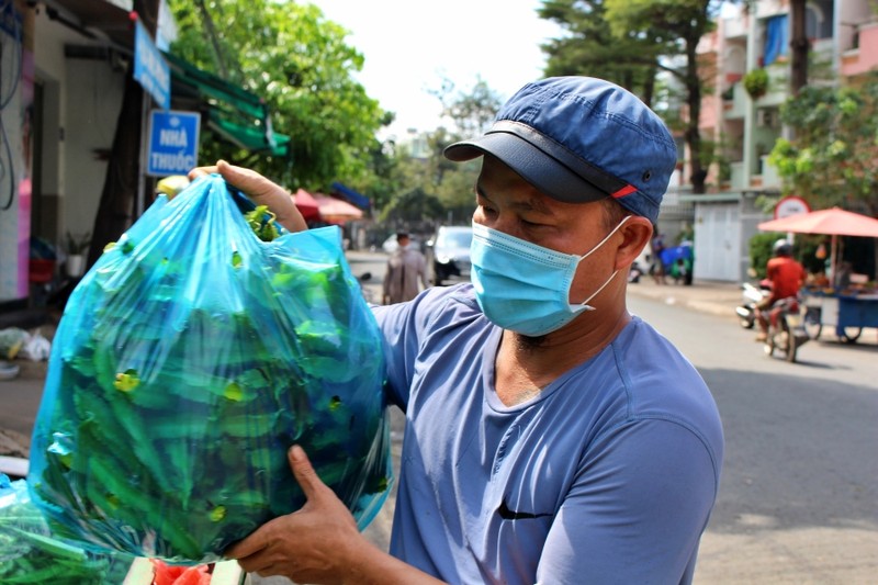 Sinh viên nghèo mua rau, bất ngờ được Minh Râu cho mượn tiền - ảnh 2