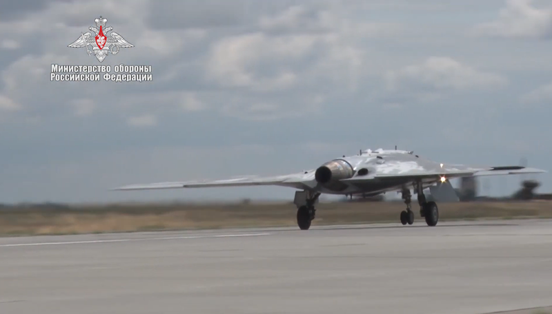 Nga tung video chuyến bay đầu tiên của UAV tàng hình bí mật - ảnh 1