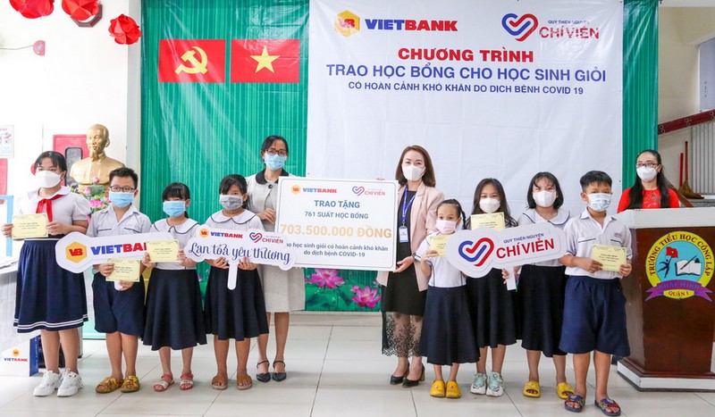 Vietbank trao 761 suất học bổng cho HSSV học giỏi - ảnh 1