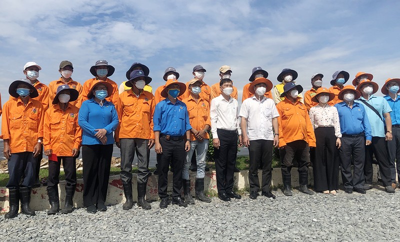 Lãnh đạo Liên đoàn Lao động TP.HCM thăm, tặng quà cho công nhân VWS - ảnh 5