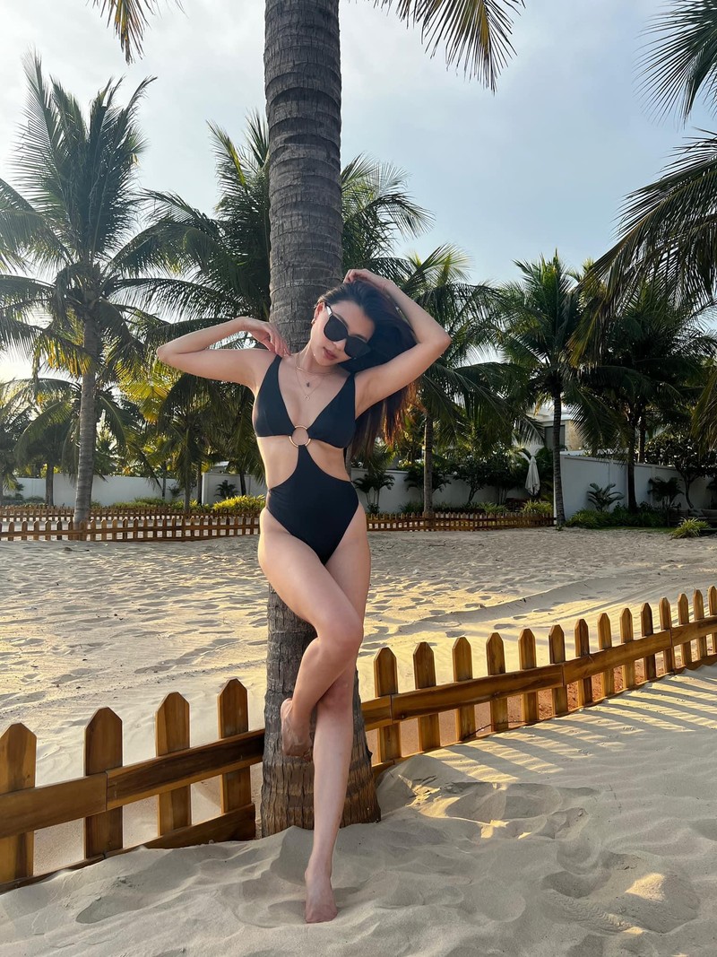 Thúy Diễm khoe dáng bikini gợi cảm tại biển Long Hải - ảnh 2