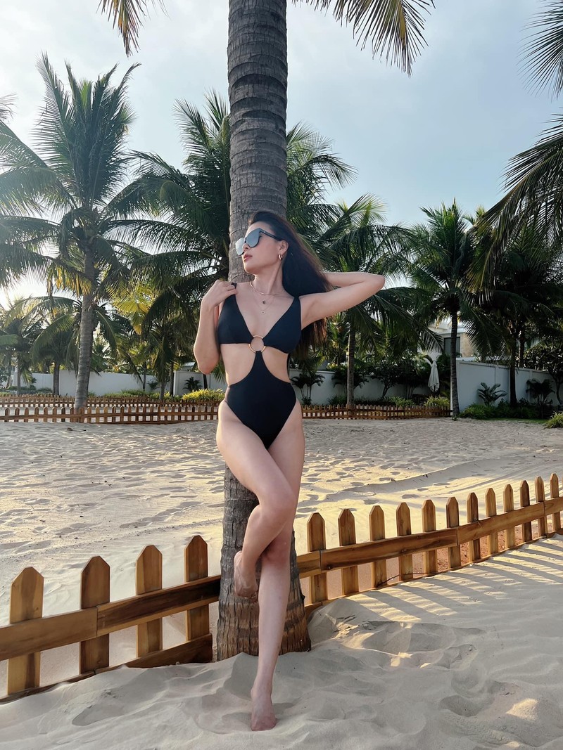 Thúy Diễm khoe dáng bikini gợi cảm tại biển Long Hải - ảnh 6