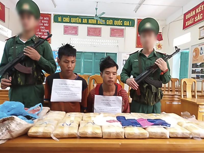 Bắt 2 người vận chuyển 100.000 viên ma túy vào Việt Nam - ảnh 1