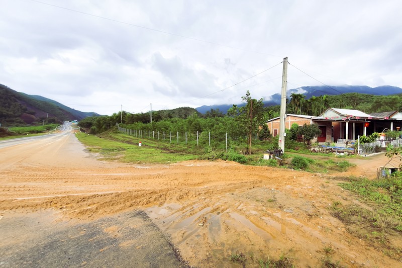 Nhiều đoạn hàng rào bảo vệ cao tốc La Sơn - Túy Loan bị người dân tháo gỡ - ảnh 1