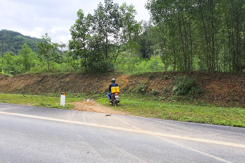 Nhiều đoạn hàng rào bảo vệ cao tốc La Sơn - Túy Loan bị người dân tháo gỡ - ảnh 3
