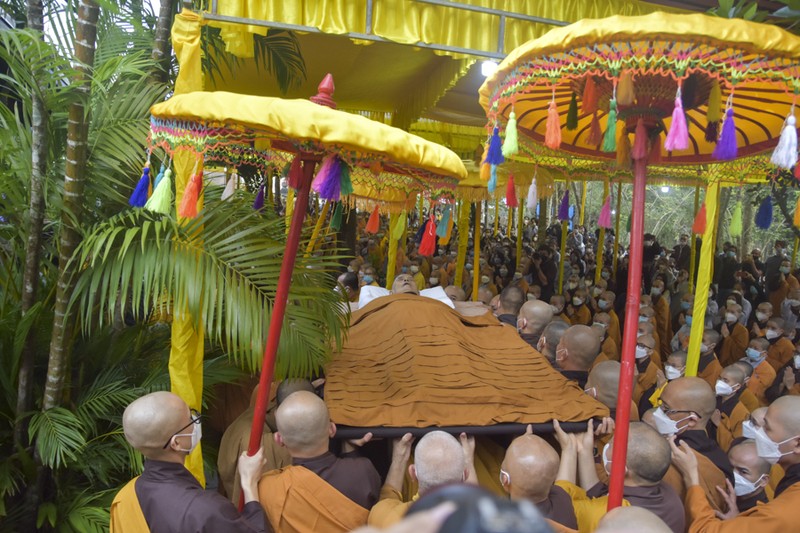 Hàng ngàn người dân dự lễ Nhập kim quan Thiền sư Thích Nhất Hạnh - ảnh 1