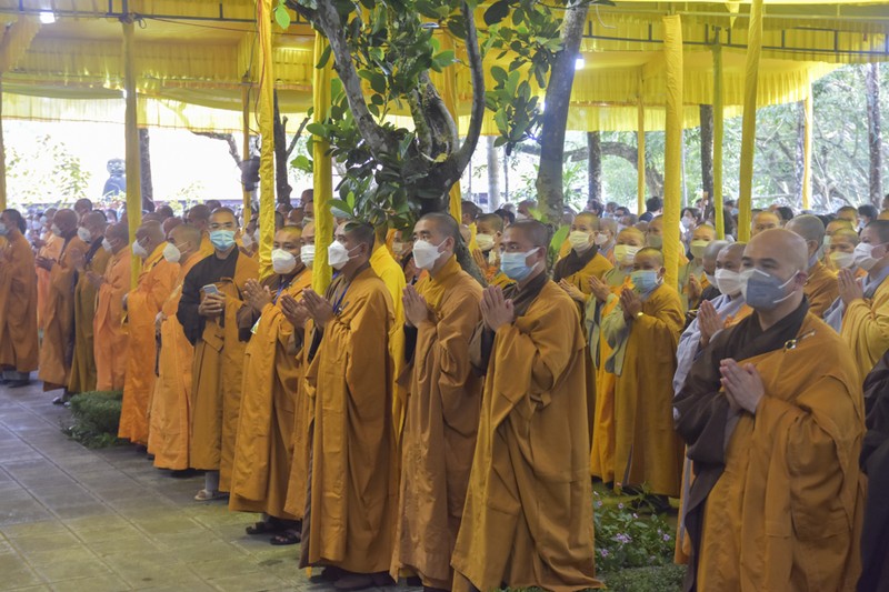 Hàng ngàn người dân dự lễ Nhập kim quan Thiền sư Thích Nhất Hạnh - ảnh 5