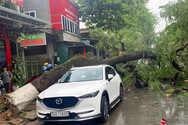 Ngập úng, giao thông chia cắt do mưa lũ bất thường ở Quảng Trị, Huế - ảnh 1