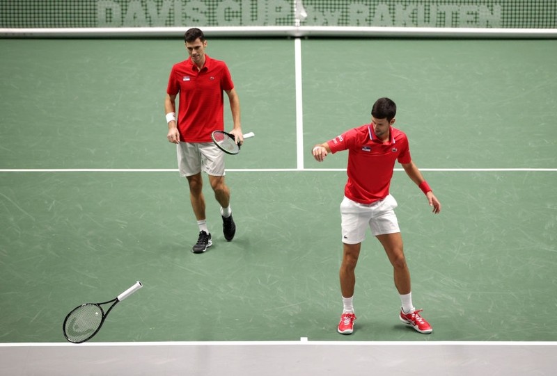 Djokovic đập nát vợt, Serbia chờ ‘vé vớt’ để đi tiếp - ảnh 1
