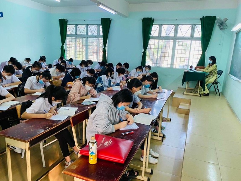 Hơn 800.000 học sinh TP.HCM bắt đầu kiểm tra học kỳ I trực tiếp - ảnh 1