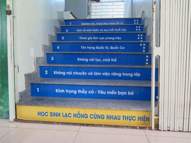 Răn dạy học trò qua những dòng chữ trên bậc thang - ảnh 2