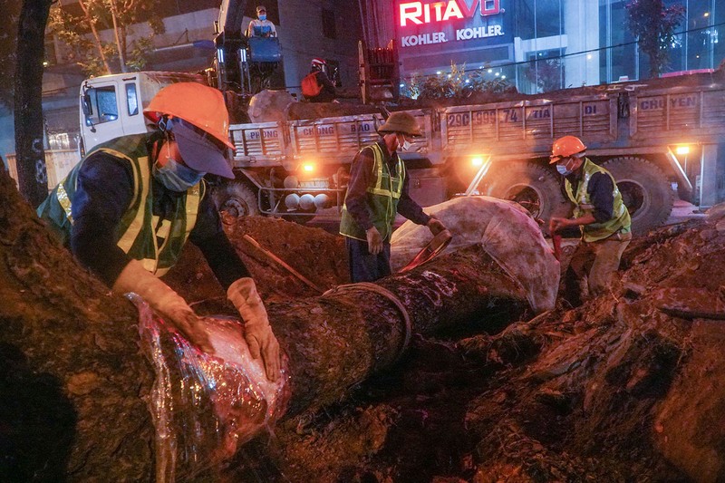 Hà Nội: Xuyên đêm di chuyển cây xanh trên đường Hoàng Quốc Việt dưới trời mưa - ảnh 5