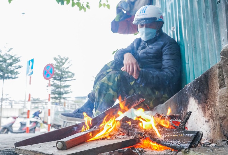 Rét buốt, người lao động Hà Nội nhóm lửa sưởi ấm bên đường - ảnh 2