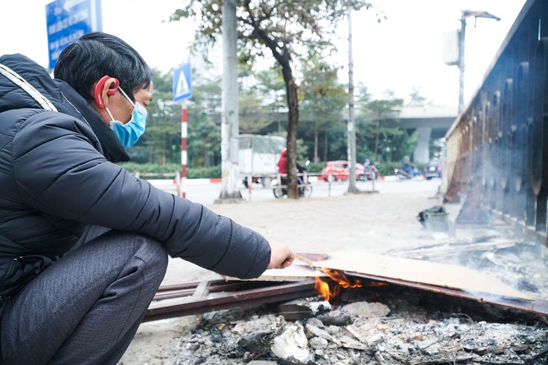 Rét buốt, người lao động Hà Nội nhóm lửa sưởi ấm bên đường - ảnh 5