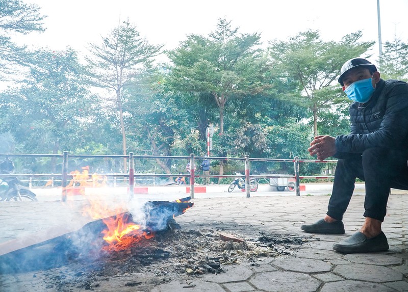 Rét buốt, người lao động Hà Nội nhóm lửa sưởi ấm bên đường - ảnh 3