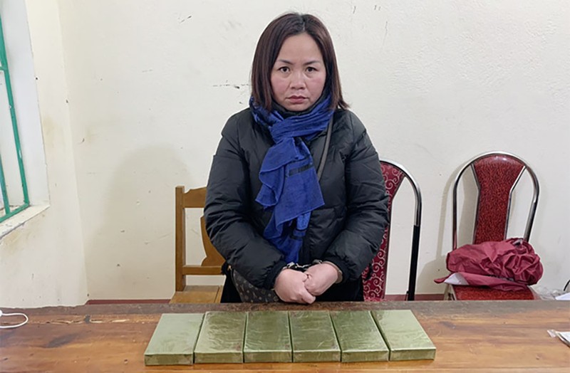 1 cô giáo tiểu học mang 6 bánh heroin sang Trung Quốc bán kiếm lời - ảnh 1