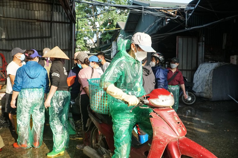 Cá chép đỏ đắt gấp 10 lần năm ngoái nhưng vẫn ‘cháy hàng’   - ảnh 2