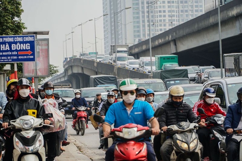 Chùm ảnh: Nhiều tuyến phố Hà Nội ùn tắc dịp cận Tết Nguyên đán 2022 - ảnh 1