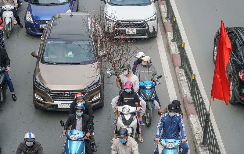 Chùm ảnh: Nhiều tuyến phố Hà Nội ùn tắc dịp cận Tết Nguyên đán 2022 - ảnh 6