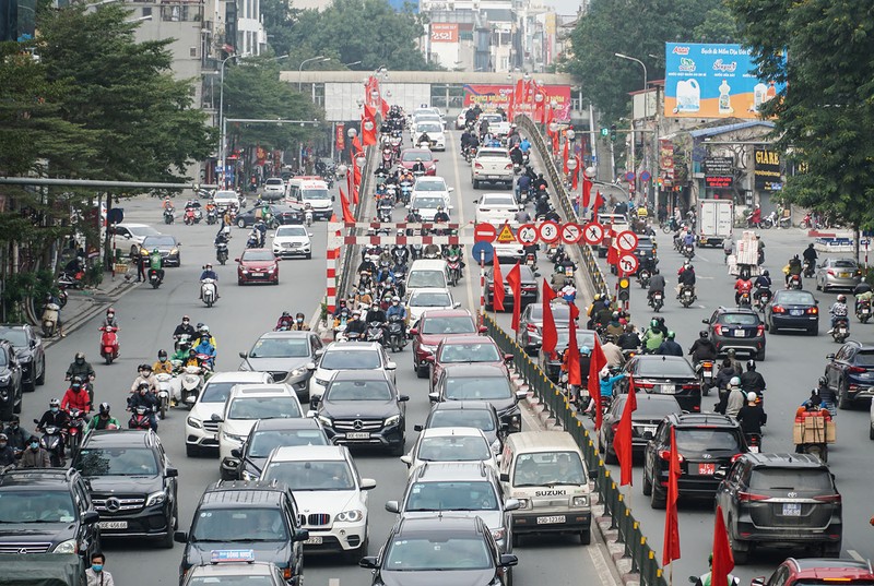 Chùm ảnh: Nhiều tuyến phố Hà Nội ùn tắc dịp cận Tết Nguyên đán 2022 - ảnh 5