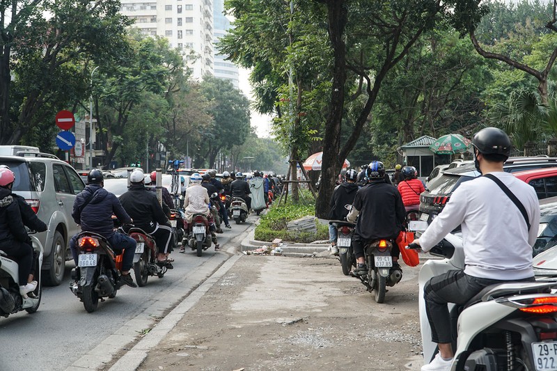 Chùm ảnh: Nhiều tuyến phố Hà Nội ùn tắc dịp cận Tết Nguyên đán 2022 - ảnh 7